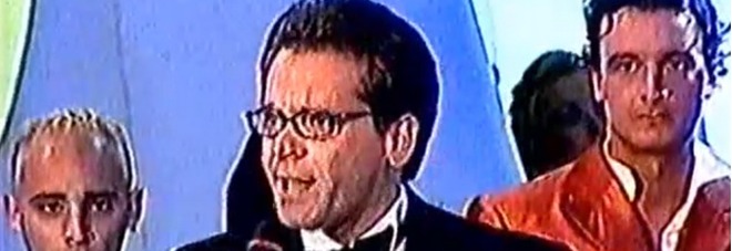 Cecchi Paone al Gf Vip, la "conversione" del giornalista che nel 2001 si scagliò contro il reality ai Telegatti Video Cecchi Paone al Gf Vip, la "conversione" del giornalista che nel 2001 si scagliò contro il reality ai Telegatti Video
