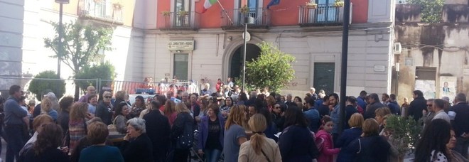 cittadini bloccano strade per l'aumento della tari del 35 per cento cittadini bloccano strade per l'aumento della tari del 35 per cento