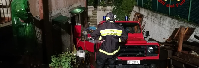 Temporale, vento e allagamenti: ​notte di lavoro per i vigili del fuoco Temporale, vento e allagamenti: ​notte di lavoro per i vigili del fuoco