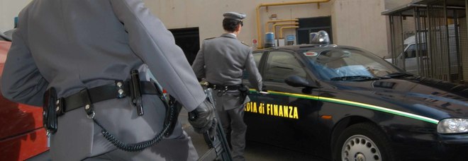 Costumi, maschere e giochi
potenzialmente pericolosi:
Finanza ne sequestra 10mila