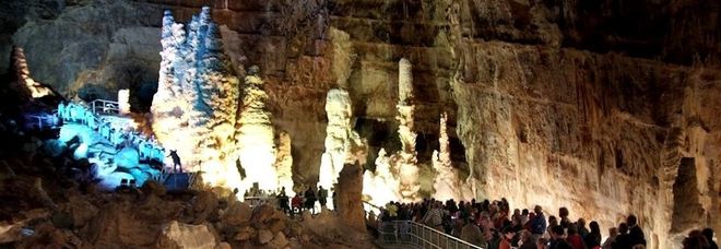 Caccia agli extraterresti
nelle grotte di Frasassi
Ecco il documentario
