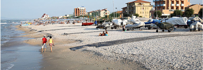 Stabilimento balneare
razziato nella notte:
rubati lettini e ombrelloni