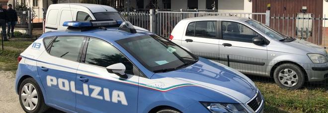 Rientra dal lavoro e trova la moglie morta: prende la pistola e si spara