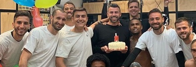 Juventus, festa negli spogliatoi per il compleanno di Barzagli