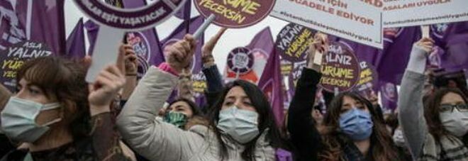 Violenza, in Turchia parte la protesta dai balconi contro la decisione di rititarsi dalla Convenzione di Istanbul