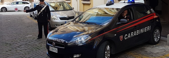 Paga il caffè e punta
un coltello: bar appena
aperto, rapina da 35 euro