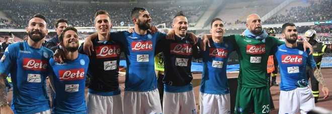 Napoli, c'è un sogno nel cuore:
4-2 all'Udinese, la Juve pareggia