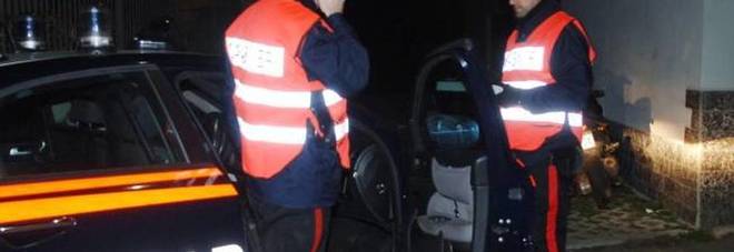 Golf fermata: in tre scendono, sparano ai vigili e fuggono nei campi Golf fermata: in tre scendono, sparano ai vigili e fuggono nei campi