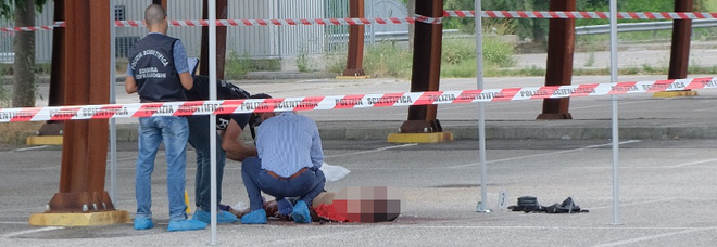 Duello all'arma bianca nel parcheggio 50enne ucciso a colpi di katana