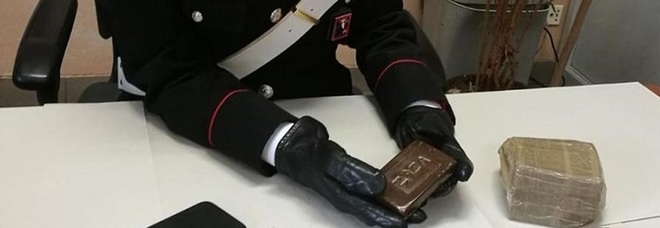 MASSA DI SOMMA. Blitz dei carabinieri, arrestata in flagranza di reato pusher con hashish e marijuana MASSA DI SOMMA. Blitz dei carabinieri, arrestata in flagranza di reato pusher con hashish e marijuana