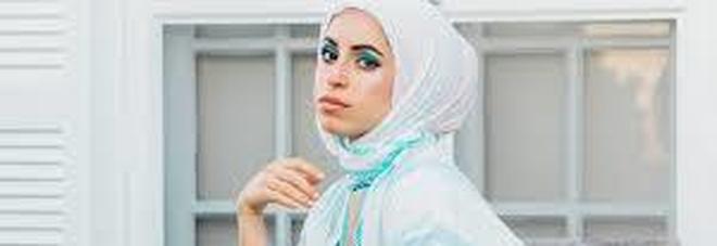Il fenomeno rapper Mona Haydar, difende le donne indossando il velo sul palco
