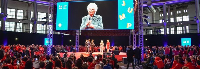 La consegna della medaglia d'oro della Croce Rossa a Liliana Segre La consegna della medaglia d'oro della Croce Rossa a Liliana Segre