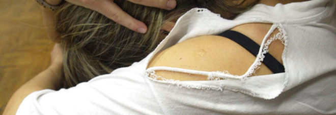 Mamma droga la figlia 17enne e il patrigno la violenta: coppia di orchi finisce in manette Mamma droga la figlia 17enne e il patrigno la violenta: coppia di orchi finisce in manette