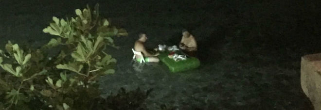 Troppo caldo? C'è chi cena direttamente in acqua Troppo caldo? C'è chi cena direttamente in acqua