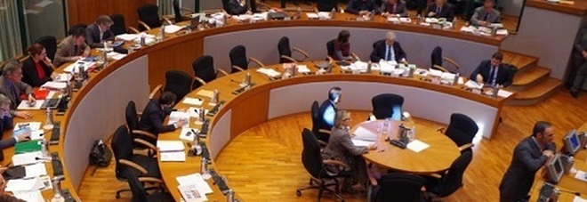 Vitalizi da tagliare, solo tre
favorevoli: caos in Consiglio.
Ecco chi sono i "ribelli"
