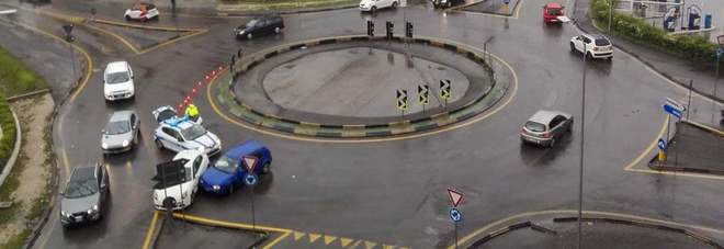 L'incidente sulla rotonda dopo la fuga contromano L'incidente sulla rotonda dopo la fuga contromano