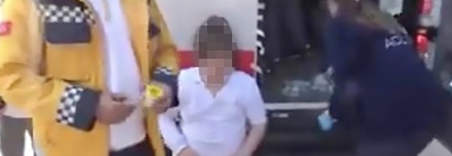 A 9 anni mette colla nelle bottiglie d'acqua dei bulli che lo perseguitano: 25 bimbi ricoverati