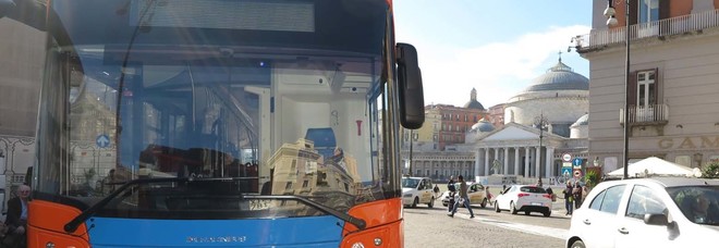 Incinta e con le doglie sale sul bus senza biglietto per andare all'ospedale: il controllore la multa e la fa scendere