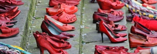 Scarpette rosse simbolo della violenza alle donne