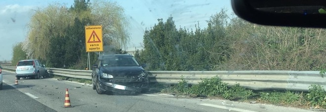 Inchioda all'improvviso per paura del'autovelox, maxi-tamponamento con feriti