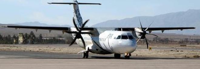 Cerca la toilette ma apre la porta di emergenza: paura sull'aereo e maxi-ritardo di 8 ore
