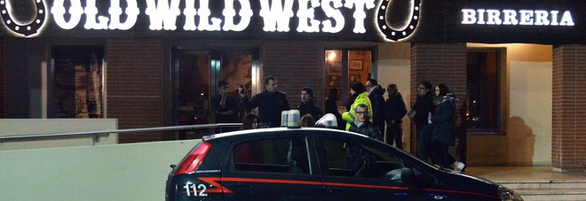 L'auto dei carabinieri sabato sera davanti all'Old Wild West di Silea (Photojournalist / Felice De Sena) L'auto dei carabinieri sabato sera davanti all'Old Wild West di Silea (Photojournalist / Felice De Sena)