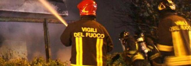 Roma, fiamme in ristorante cinese: palazzo evacuato, residenti in strada Roma, fiamme in ristorante cinese: palazzo evacuato, residenti in strada