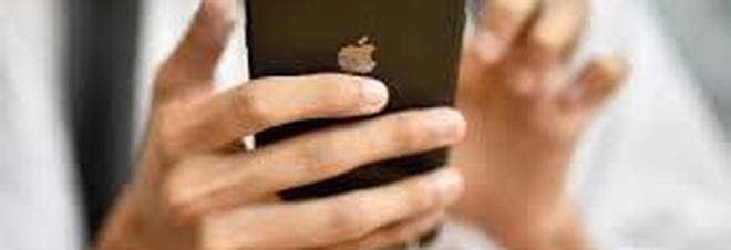 Apple risarcirà fino a 500 milioni di dollari i possessori di iPhone rallentati Apple risarcirà fino a 500 milioni di dollari i possessori di iPhone rallentati