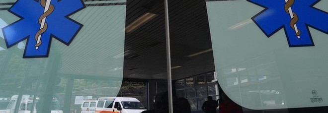 Travolto da un'auto mentre accompagna i figli a scuola: Alessandro muore a 49 anni