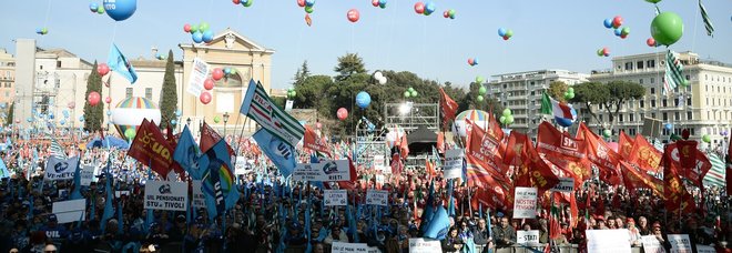I sindacati in piazza a Roma sferzano il governo: «Cambi rotta» I sindacati in piazza a Roma sferzano il governo: «Cambi rotta»