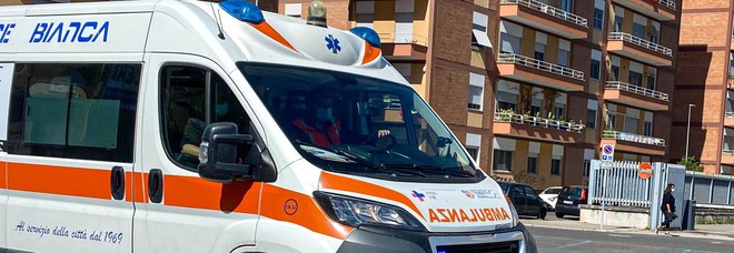 Morto il bambino di tre anni precipitato dal balcone: «Un tragico incidente»