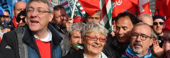 Lavoro, corteo dei sindacati in marcia a Roma, Landini: «Così il governo va a sbattere»