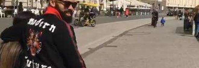 Rafael si gode Napoli passeggiando
con Sandro sul lungomare