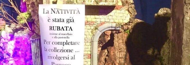 Rubano la natività dal presepe,
il parroco lascia un cartello Rubano la natività dal presepe,
il parroco lascia un cartello