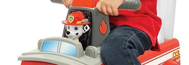 Papà si sente male, il figlio di 3 anni guida il suo camion giocattolo nel traffico e gli salva la vita
