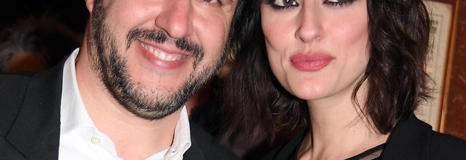 Sanremo, la coppia
Isoardi-Salvini all'Ariston
tra selfie e baci