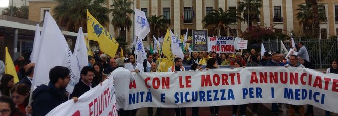 Camici bianchi in piazza: 600 medici manifestano a Bari Camici bianchi in piazza: 600 medici manifestano a Bari