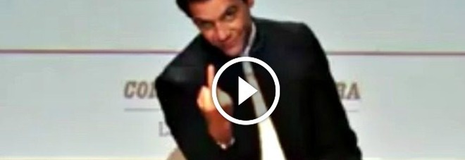 Mika fa il dito medio e si sfoga: Mika fa il dito medio e si sfoga: