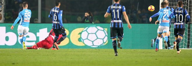 Atalanta-Napoli 1-2: Fabian Ruiz più Milik, Ancelotti resta in scia della Juve