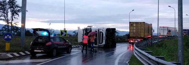 Tir cisterna si rovescia con 30mila litri di olio, bloccata la "Statale" Tir cisterna si rovescia con 30mila litri di olio, bloccata la "Statale"