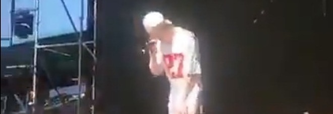 Biondo di Amici resta
in mutande durante
un concerto /Video