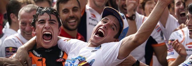 Marc Marquez festeggia il fratello Alex tenendolo in braccio Marc Marquez festeggia il fratello Alex tenendolo in braccio