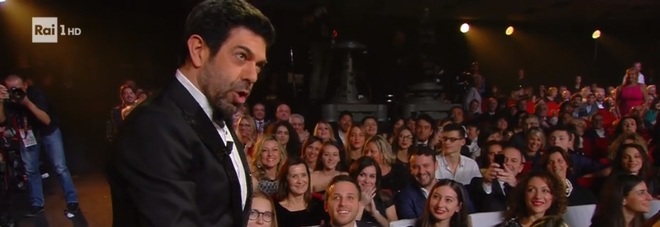 Sanremo, Favino come la Hunziker: fiori e panino a moglie e figlia Sanremo, Favino come la Hunziker: fiori e panino a moglie e figlia