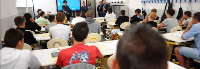 Cancella le assenze dal registro dopo aver marinato la scuola: ‘condannata’ a pulire le aule