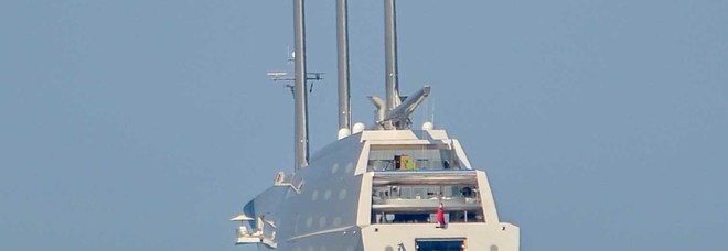 A Ostia appare lo yacht a vela progettato dall’archistar Philippe Starck A Ostia appare lo yacht a vela progettato dall’archistar Philippe Starck