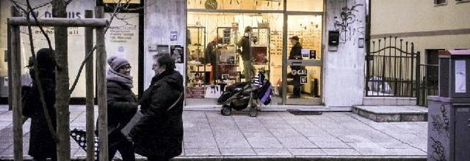 Esasperati da furti e rapine: in 50 inseguono il ladro e lo bloccano Esasperati da furti e rapine: in 50 inseguono il ladro e lo bloccano