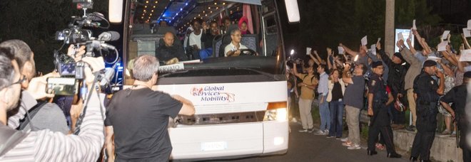 Rocca di Papa, tensione davanti al centro dove sono attesi i migranti della Diciotti Rocca di Papa, tensione davanti al centro dove sono attesi i migranti della Diciotti