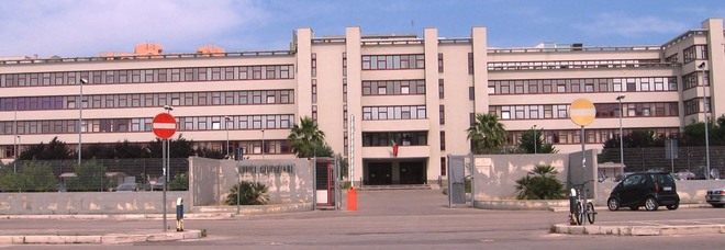 «Fondamenta e pilastri non sicuri». Verso lo sgombero il Palazzo di giustizia di Bari «Fondamenta e pilastri non sicuri». Verso lo sgombero il Palazzo di giustizia di Bari