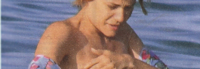 Laura Chiatti fuori di seno al mare col marito Marco Bocci