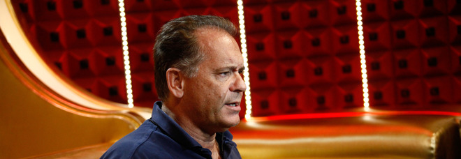 GF Vip, Alessandro Cecchi Paone e le avances a Fabio Basile: carezze sul polpaccio